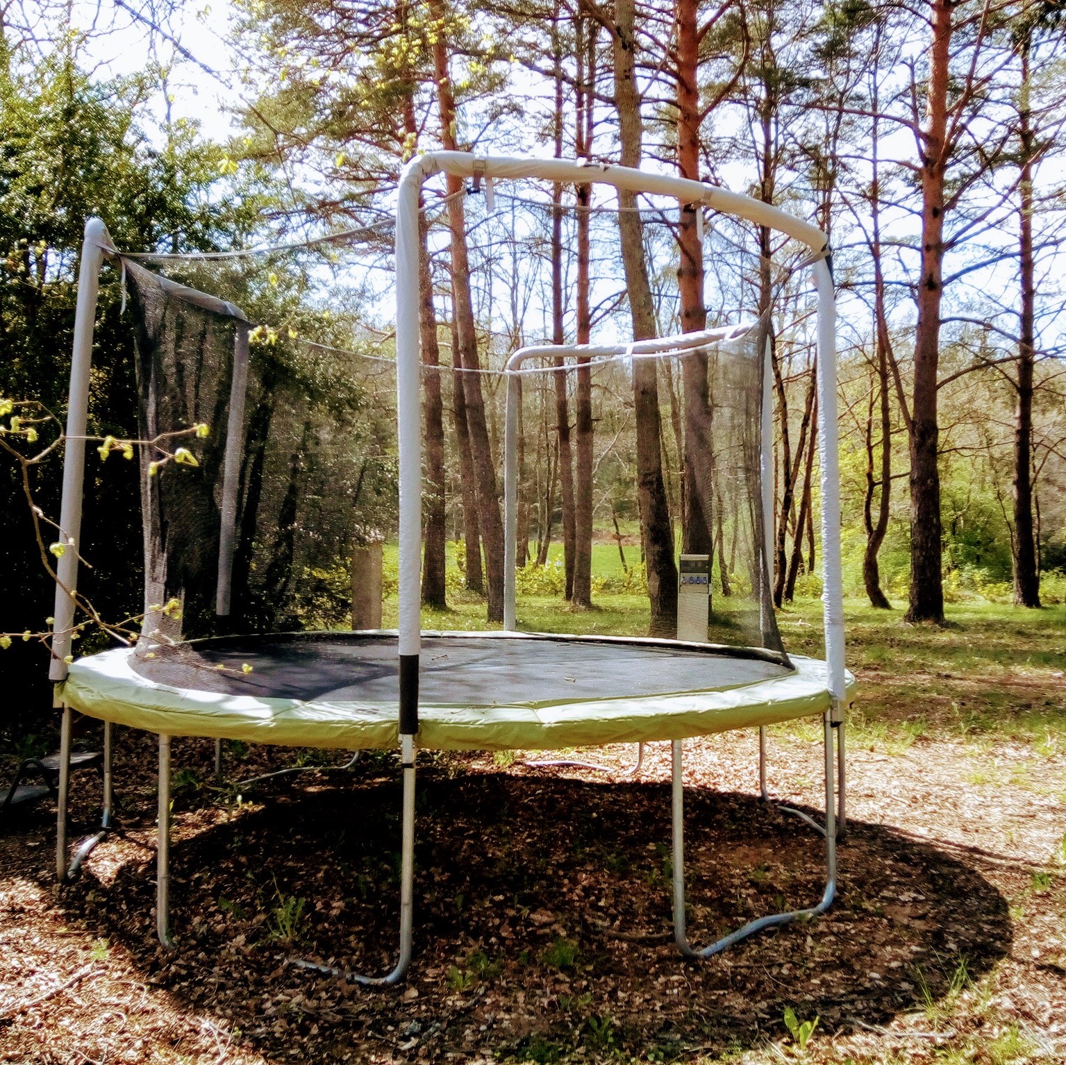 camping-dennen-4-trampoline-vierkant