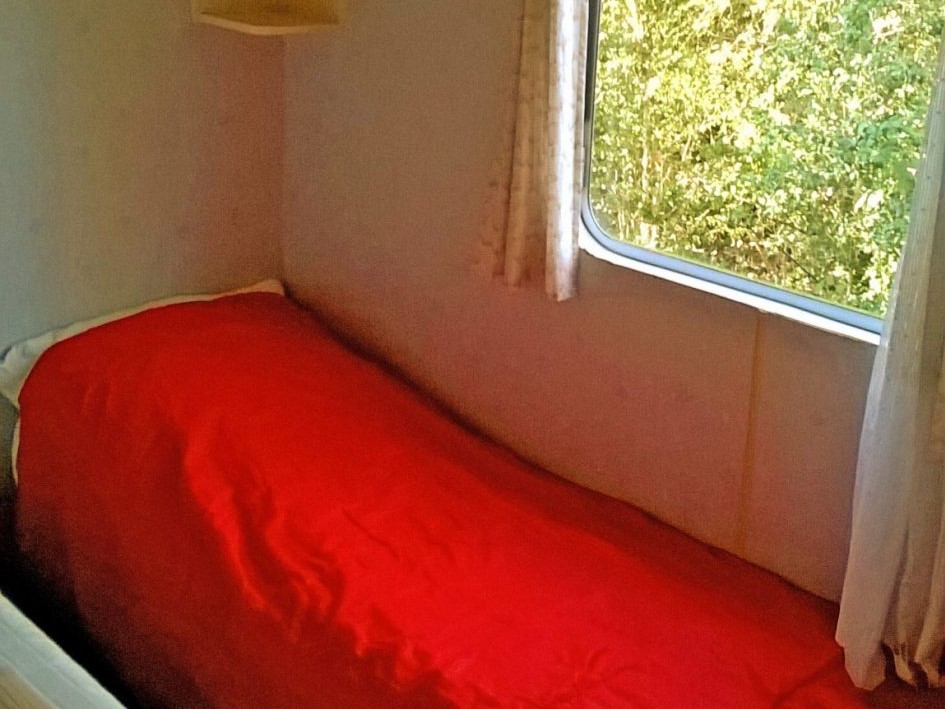 red-mini-stacaravan-mobil-home-twin-room-HQ-web-4-3