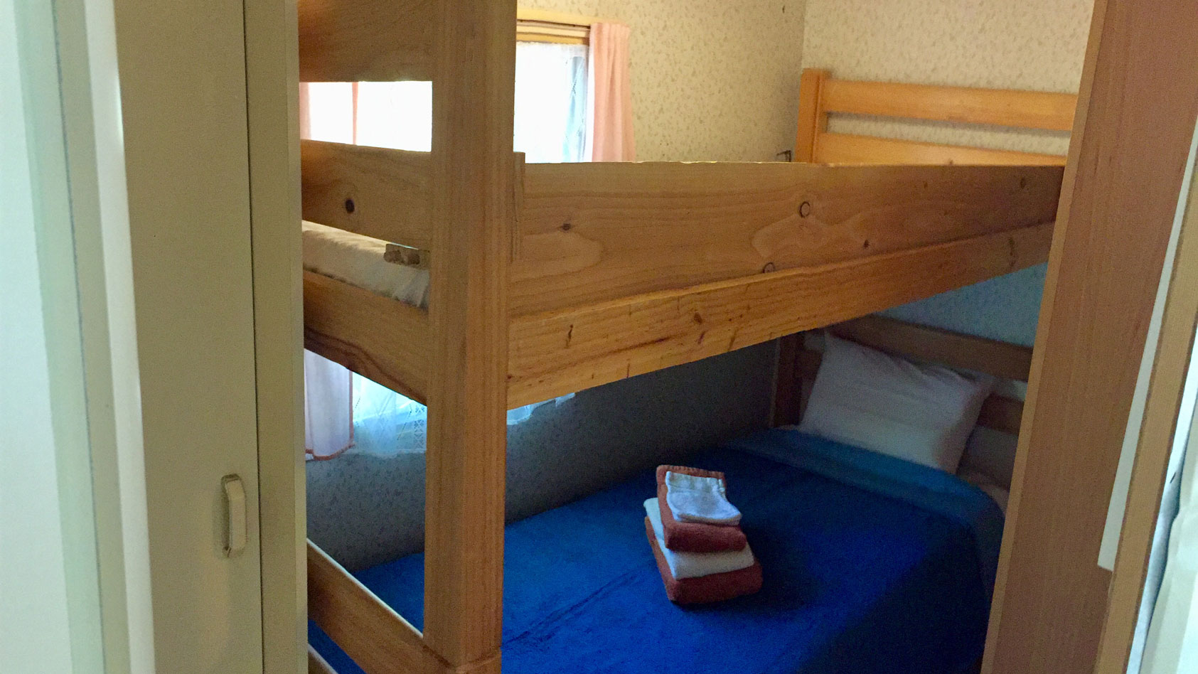 blue-bleu-retro-mobil-home-bunk-bed-chambre-web